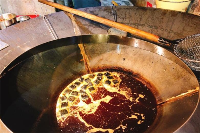 满街香臭豆腐